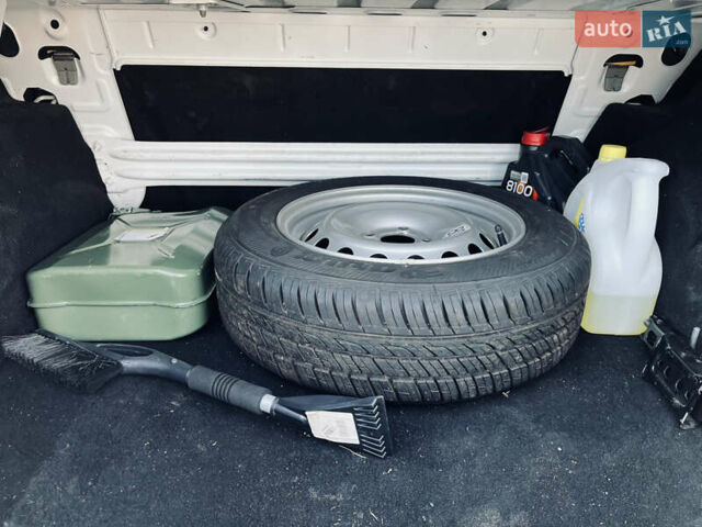 Білий Рено Логан, об'ємом двигуна 1.15 л та пробігом 153 тис. км за 5900 $, фото 13 на Automoto.ua