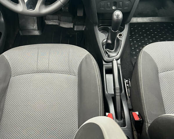 Білий Рено Логан, об'ємом двигуна 1.15 л та пробігом 153 тис. км за 5000 $, фото 11 на Automoto.ua