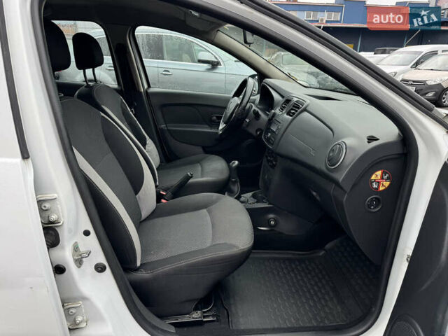 Белый Рено Логан, объемом двигателя 1.15 л и пробегом 180 тыс. км за 3500 $, фото 10 на Automoto.ua