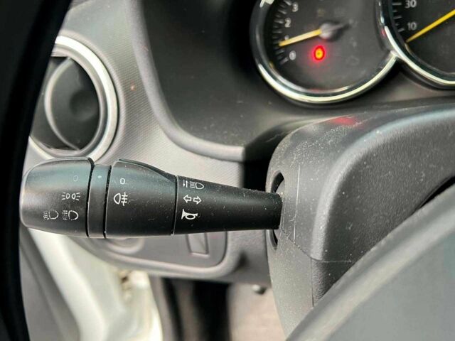 Білий Рено Логан, об'ємом двигуна 1.2 л та пробігом 170 тис. км за 5890 $, фото 22 на Automoto.ua