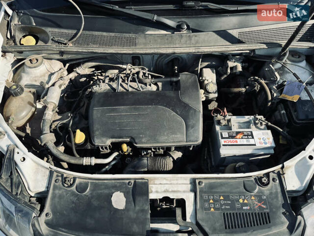 Білий Рено Логан, об'ємом двигуна 1.15 л та пробігом 153 тис. км за 5900 $, фото 26 на Automoto.ua