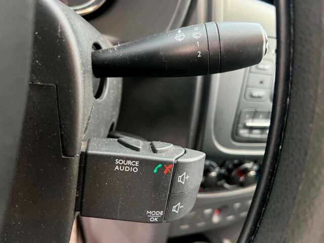 Білий Рено Логан, об'ємом двигуна 1.2 л та пробігом 170 тис. км за 5890 $, фото 21 на Automoto.ua