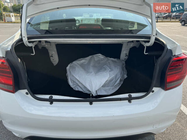 Белый Рено Логан, объемом двигателя 1.15 л и пробегом 258 тыс. км за 5000 $, фото 2 на Automoto.ua