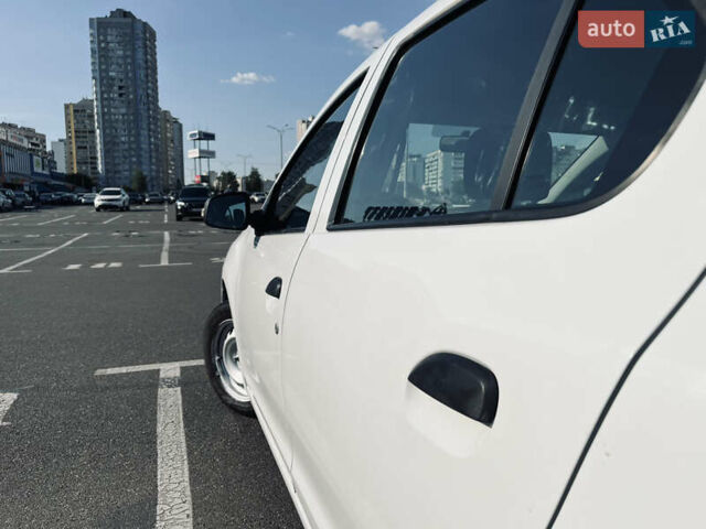 Білий Рено Логан, об'ємом двигуна 1.15 л та пробігом 153 тис. км за 5900 $, фото 17 на Automoto.ua