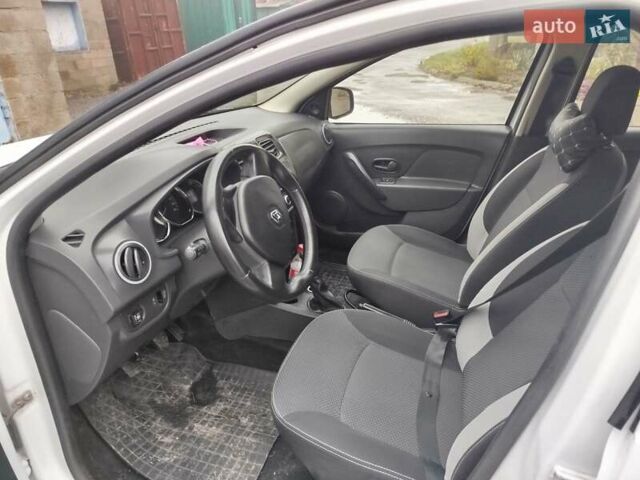 Білий Рено Логан, об'ємом двигуна 1.15 л та пробігом 247 тис. км за 4400 $, фото 8 на Automoto.ua