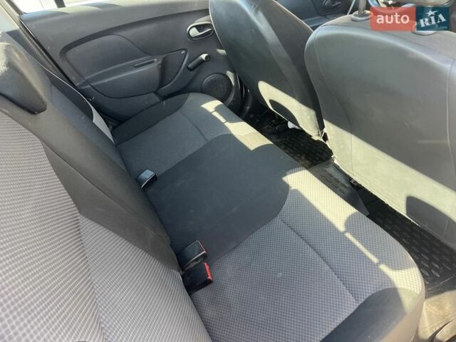 Белый Рено Логан, объемом двигателя 0.9 л и пробегом 360 тыс. км за 2800 $, фото 4 на Automoto.ua