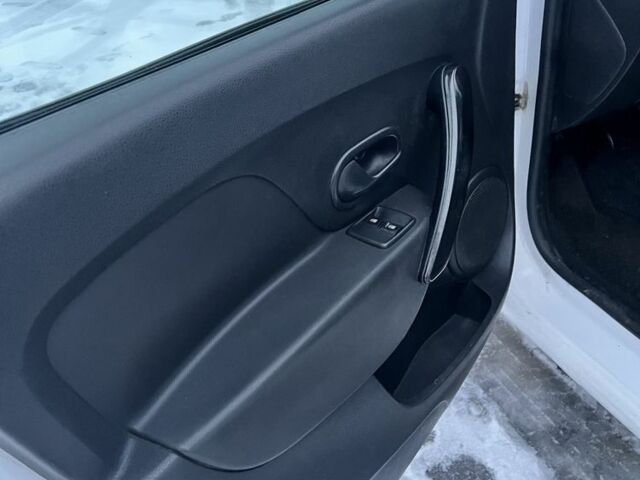 Білий Рено Логан, об'ємом двигуна 1.1 л та пробігом 1 тис. км за 4500 $, фото 13 на Automoto.ua