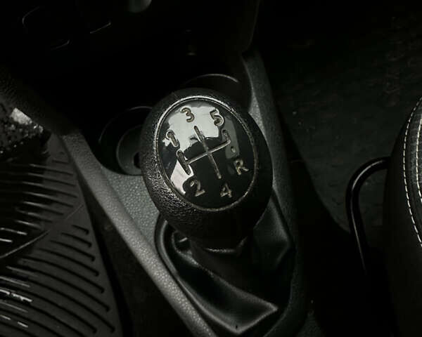 Білий Рено Логан, об'ємом двигуна 1.15 л та пробігом 232 тис. км за 4950 $, фото 45 на Automoto.ua