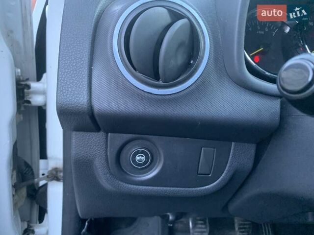 Белый Рено Логан, объемом двигателя 1.15 л и пробегом 178 тыс. км за 4450 $, фото 22 на Automoto.ua