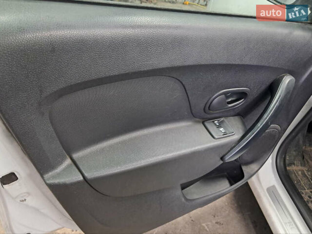 Белый Рено Логан, объемом двигателя 1.15 л и пробегом 225 тыс. км за 4200 $, фото 8 на Automoto.ua