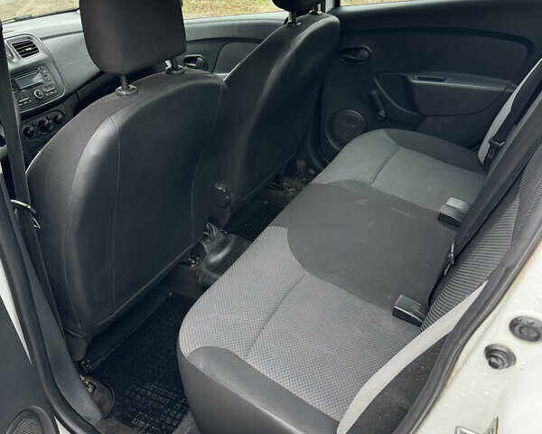 Белый Рено Логан, объемом двигателя 1.15 л и пробегом 242 тыс. км за 3600 $, фото 8 на Automoto.ua