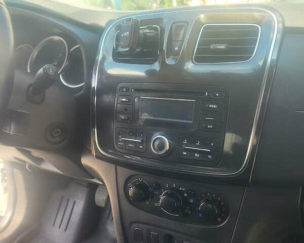 Білий Рено Логан, об'ємом двигуна 1.15 л та пробігом 295 тис. км за 5800 $, фото 11 на Automoto.ua