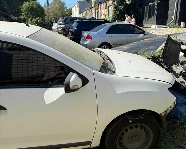 Білий Рено Логан, об'ємом двигуна 1.5 л та пробігом 250 тис. км за 3500 $, фото 7 на Automoto.ua