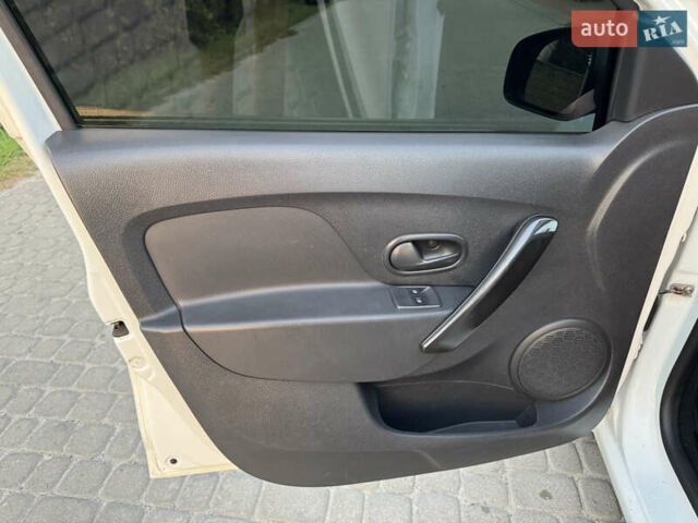 Белый Рено Логан, объемом двигателя 1.15 л и пробегом 200 тыс. км за 5200 $, фото 12 на Automoto.ua