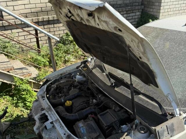 Білий Рено Логан, об'ємом двигуна 1.5 л та пробігом 250 тис. км за 3500 $, фото 13 на Automoto.ua
