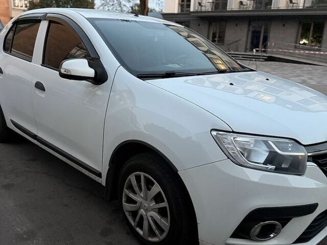 Білий Рено Логан, об'ємом двигуна 1.5 л та пробігом 97 тис. км за 7510 $, фото 1 на Automoto.ua