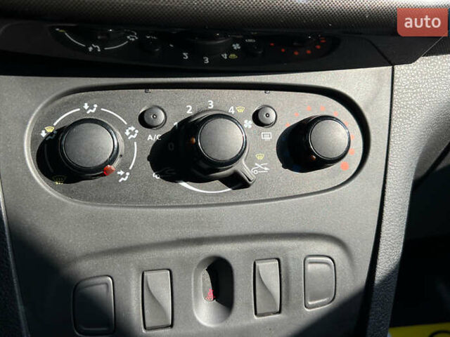 Белый Рено Логан, объемом двигателя 1.5 л и пробегом 107 тыс. км за 8999 $, фото 13 на Automoto.ua