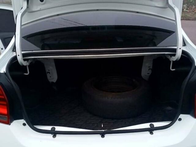 Белый Рено Логан, объемом двигателя 1.1 л и пробегом 164 тыс. км за 6000 $, фото 6 на Automoto.ua