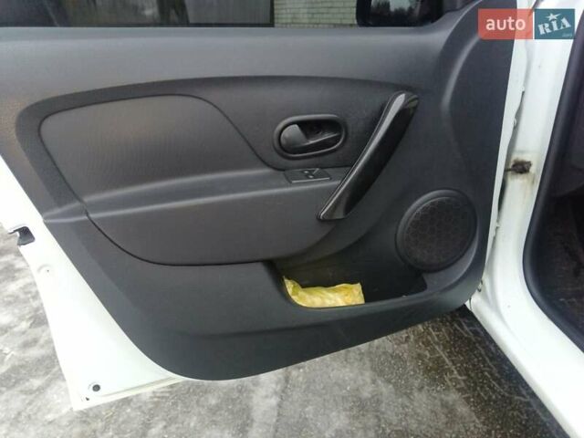 Білий Рено Логан, об'ємом двигуна 1.46 л та пробігом 267 тис. км за 5900 $, фото 12 на Automoto.ua