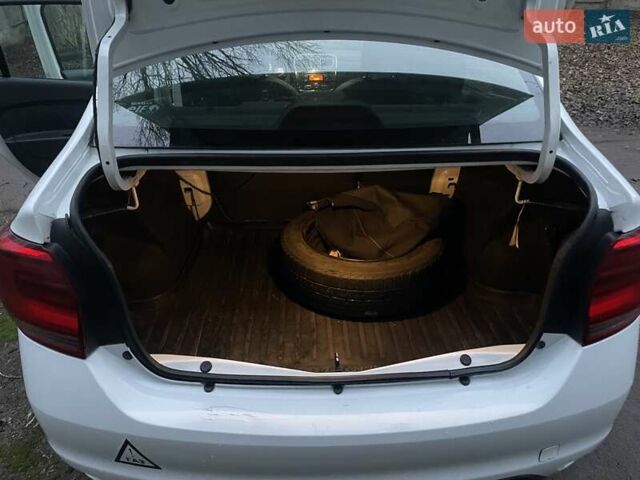 Білий Рено Логан, об'ємом двигуна 1.15 л та пробігом 219 тис. км за 4999 $, фото 12 на Automoto.ua