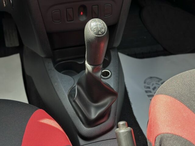 Рено Логан 2017 в Червонограде на Automoto.ua Белый Рено Логан, объемом двигателя 1.2 л и пробегом 137 тыс. км за 5499 $, фото 19 на Automoto.ua