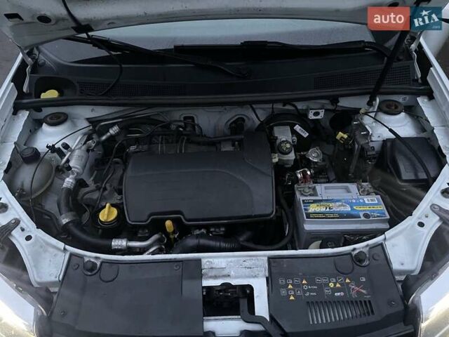 Білий Рено Логан, об'ємом двигуна 1.15 л та пробігом 219 тис. км за 4999 $, фото 15 на Automoto.ua