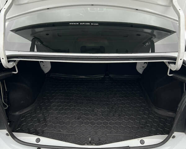 Белый Рено Логан, объемом двигателя 1.14 л и пробегом 140 тыс. км за 7950 $, фото 26 на Automoto.ua