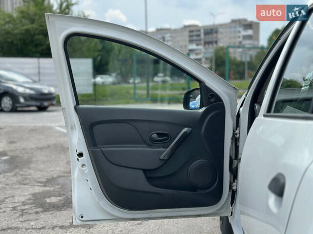 Белый Рено Логан, объемом двигателя 1.15 л и пробегом 137 тыс. км за 5200 $, фото 29 на Automoto.ua