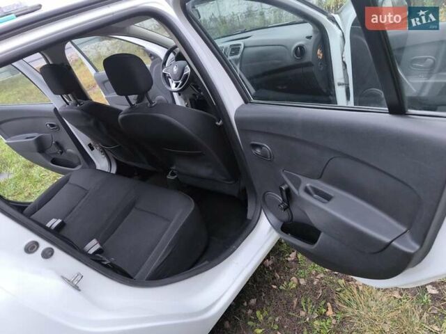 Белый Рено Логан, объемом двигателя 1.15 л и пробегом 217 тыс. км за 4900 $, фото 7 на Automoto.ua