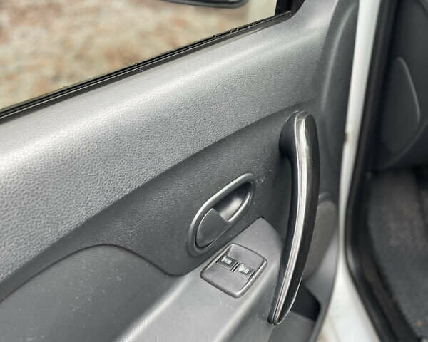 Білий Рено Логан, об'ємом двигуна 1.46 л та пробігом 269 тис. км за 7400 $, фото 6 на Automoto.ua