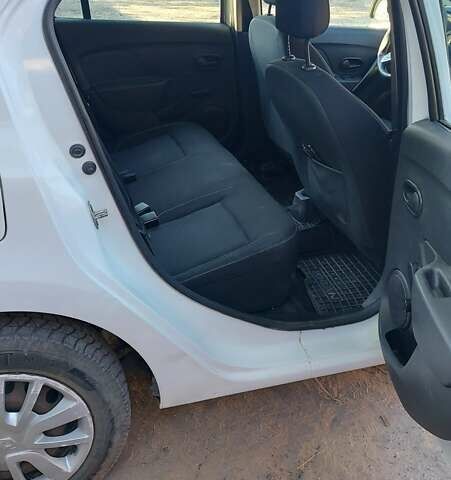 Белый Рено Логан, объемом двигателя 1 л и пробегом 388 тыс. км за 5000 $, фото 11 на Automoto.ua