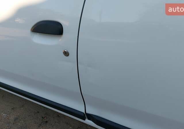 Белый Рено Логан, объемом двигателя 1 л и пробегом 388 тыс. км за 5000 $, фото 17 на Automoto.ua