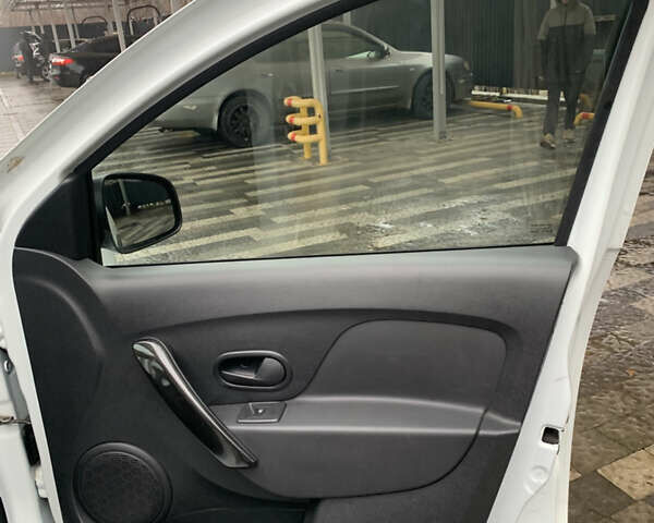 Білий Рено Логан, об'ємом двигуна 1.46 л та пробігом 153 тис. км за 7300 $, фото 9 на Automoto.ua