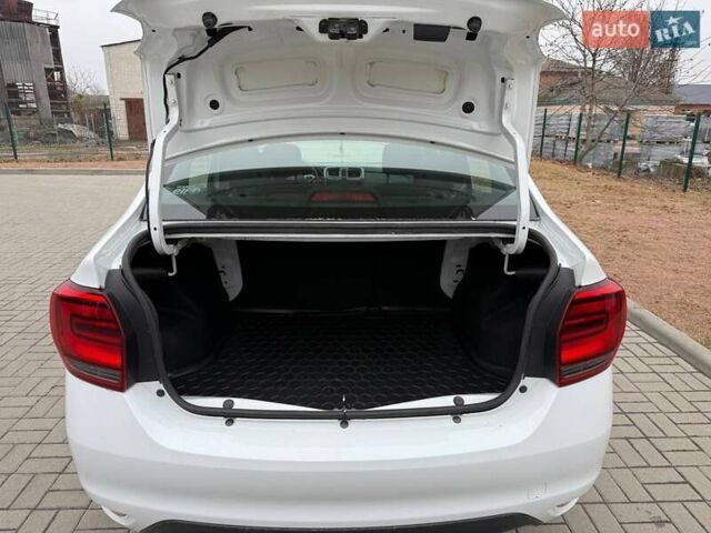 Білий Рено Логан, об'ємом двигуна 0.9 л та пробігом 67 тис. км за 7600 $, фото 14 на Automoto.ua