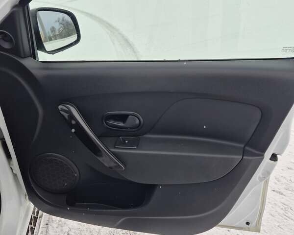 Белый Рено Логан, объемом двигателя 1.46 л и пробегом 286 тыс. км за 5500 $, фото 21 на Automoto.ua