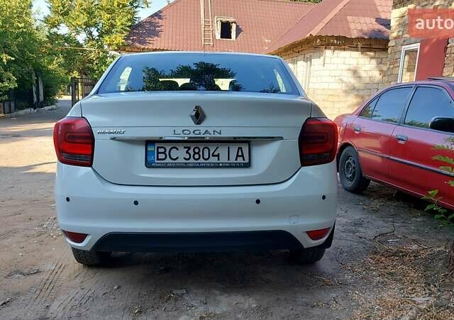 Белый Рено Логан, объемом двигателя 1 л и пробегом 388 тыс. км за 5000 $, фото 1 на Automoto.ua