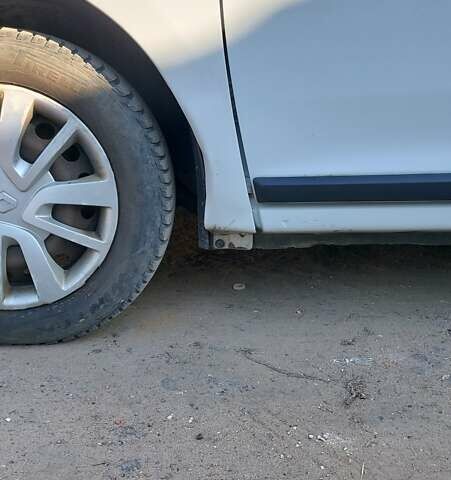 Белый Рено Логан, объемом двигателя 1 л и пробегом 388 тыс. км за 5000 $, фото 16 на Automoto.ua