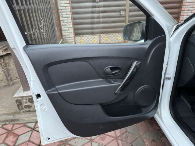 Білий Рено Логан, об'ємом двигуна 1 л та пробігом 130 тис. км за 4899 $, фото 8 на Automoto.ua