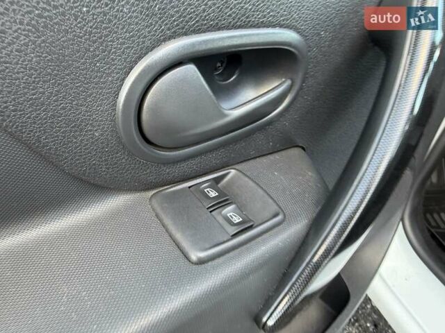 Рено Логан 2019 у Хмельницькому на Automoto.ua Білий Рено Логан, об'ємом двигуна 0.9 л та пробігом 86 тис. км за 5999 $, фото 30 на Automoto.ua