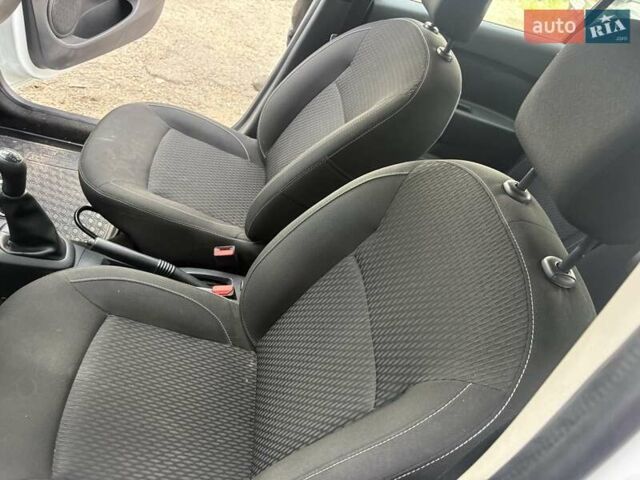 Белый Рено Логан, объемом двигателя 1 л и пробегом 90 тыс. км за 6999 $, фото 9 на Automoto.ua