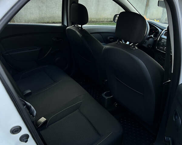 Белый Рено Логан, объемом двигателя 1 л и пробегом 177 тыс. км за 5699 $, фото 5 на Automoto.ua