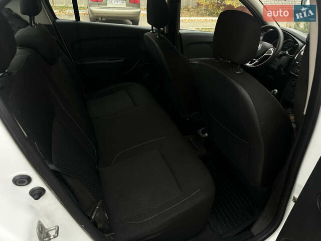 Белый Рено Логан, объемом двигателя 1 л и пробегом 242 тыс. км за 4500 $, фото 14 на Automoto.ua