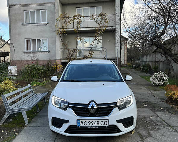 Белый Рено Логан, объемом двигателя 1 л и пробегом 177 тыс. км за 5699 $, фото 1 на Automoto.ua