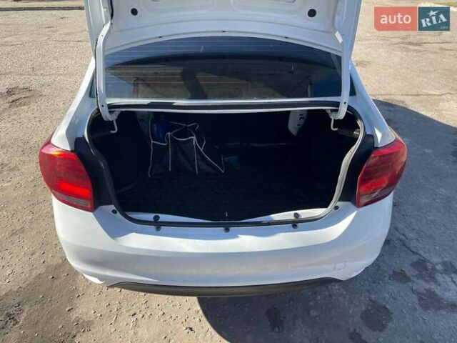 Рено Логан 2019 у Сумах на Automoto.ua Білий Рено Логан, об'ємом двигуна 1 л та пробігом 198 тис. км за 5500 $, фото 18 на Automoto.ua