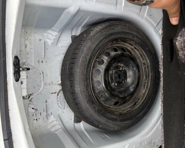 Белый Рено Логан, объемом двигателя 1 л и пробегом 90 тыс. км за 6999 $, фото 7 на Automoto.ua