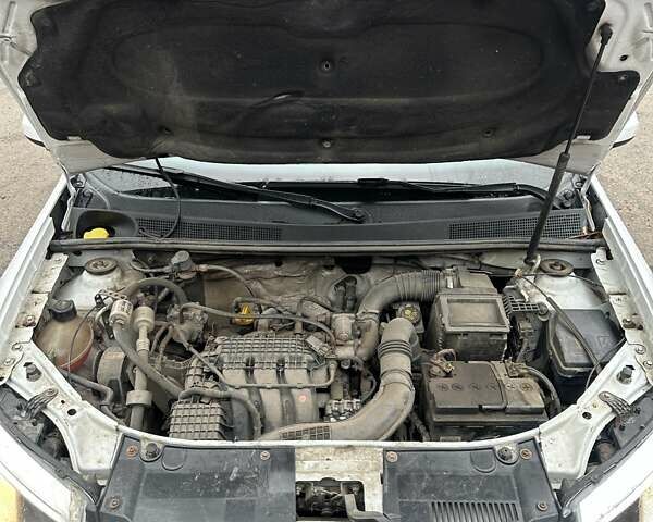 Белый Рено Логан, объемом двигателя 1 л и пробегом 194 тыс. км за 5500 $, фото 30 на Automoto.ua