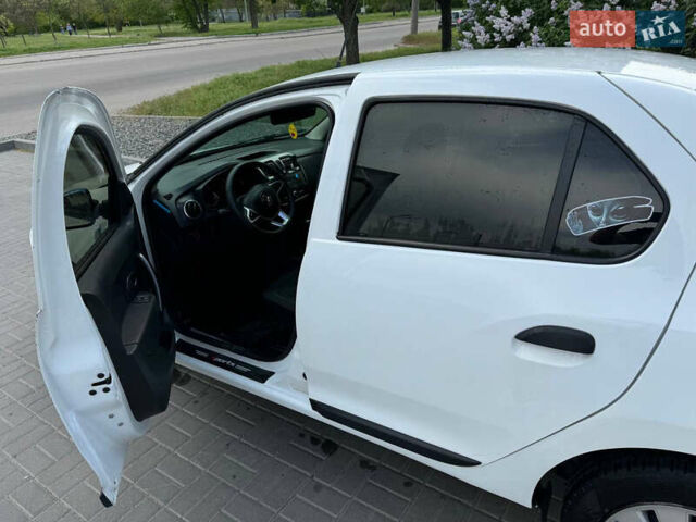 Белый Рено Логан, объемом двигателя 1 л и пробегом 55 тыс. км за 5000 $, фото 1 на Automoto.ua