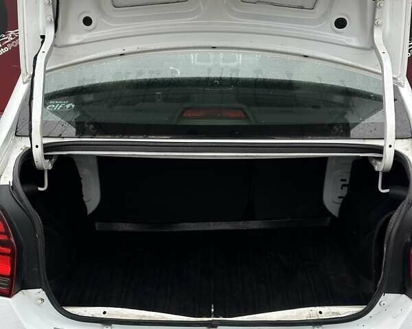 Белый Рено Логан, объемом двигателя 1 л и пробегом 194 тыс. км за 5500 $, фото 10 на Automoto.ua