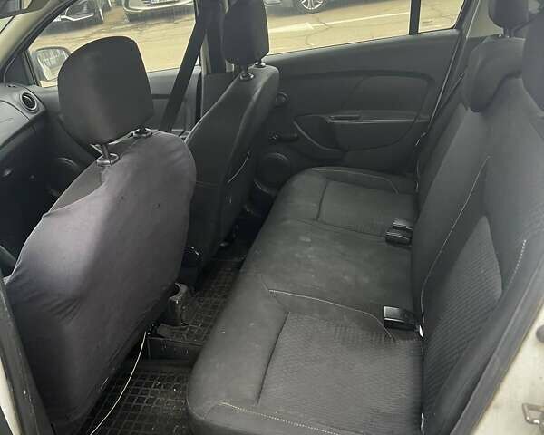 Білий Рено Логан, об'ємом двигуна 1 л та пробігом 394 тис. км за 3400 $, фото 3 на Automoto.ua