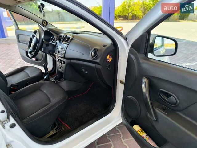 Белый Рено Логан, объемом двигателя 1 л и пробегом 258 тыс. км за 5300 $, фото 3 на Automoto.ua